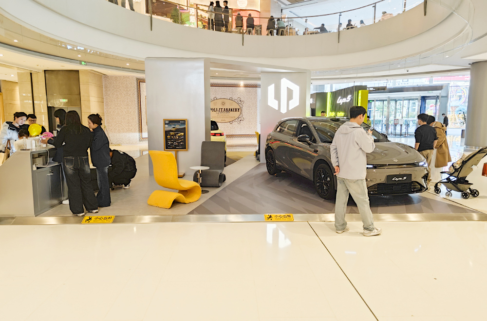 零跑汽车  X  上海五角场合生汇  